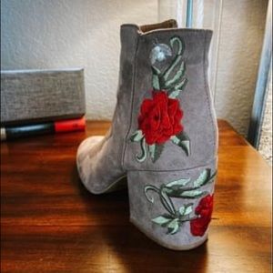 Pearl/floral embroidered booties